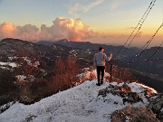 91 Luci del tramonto sul Pizzo Cerro con Luca